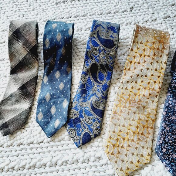 LAST CHANCE- Giorgio Armani & other Vintage / Current Silk Wool Ties - Picture 2 of 5